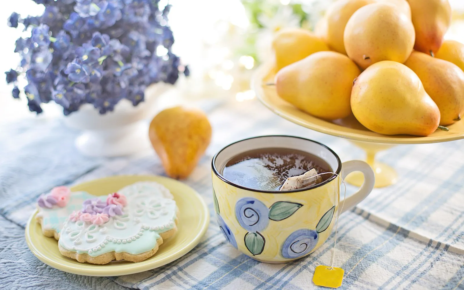 Уютная кухня с тёплым светом и чаем